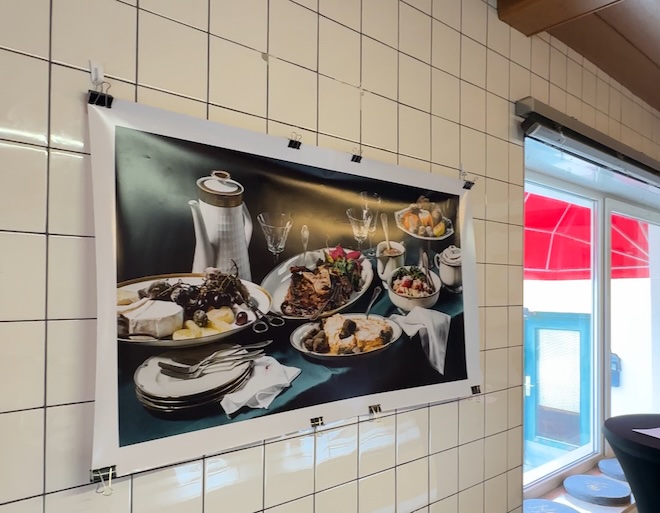 Alte Metzgereikacheln, neue Food-Ideen: Die ehemalige Metzgerei in Ramersdorf wird bei ISAR-KAYA selbst zum Teil der Inszenierung.