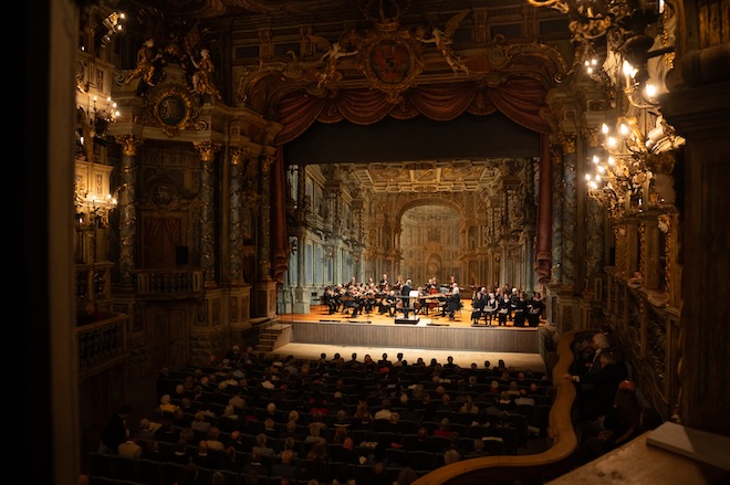Barocke Grandezza in Bayreuth: Das Markgräfliche Opernhaus zählt zum UNESCO-Weltkulturerbe und wurde bei den Gluck Festspielen 2026 zur eindrucksvollen Bühne für „Paride ed Elena“. Fotocredit: João Octavio Peixoto
