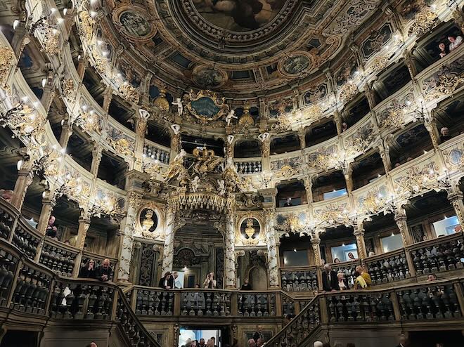 Barocke Pracht mit Gänsehautmoment: Das Markgräfliche Opernhaus in Bayreuth zählt zu den eindrucksvollsten historischen Bühnen Europas und verleiht den Gluck Festspielen eine unverwechselbare Aura.