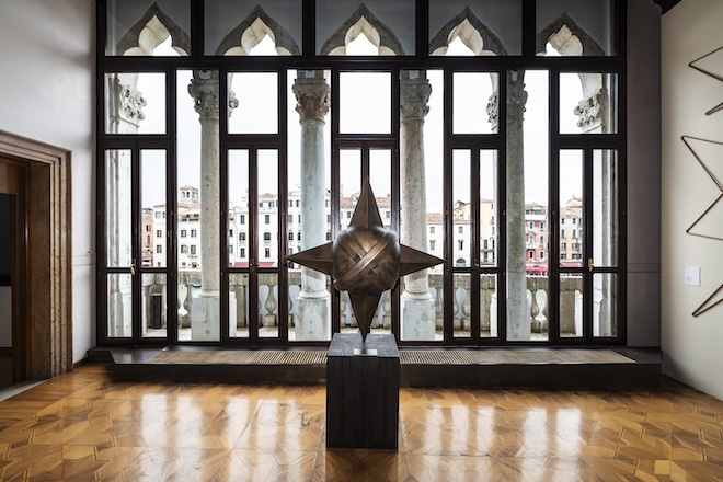 Rita Sabos Skulptur „Sacred Planet“, die ursprünglich im Rahmen eines UNESCO-Projekts entstand, verbindet spirituelle Symbolik mit den 17 Nachhaltigkeitszielen der Vereinten Nationen – und gehört zu den eindrucksvollsten Arbeiten ihrer Ausstellung im Palazzo Bembo.