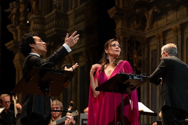 Samuel Marino als Paride und Roberta Mameli als Elena in Glucks „Paride ed Elena“ im Markgräflichen Opernhaus Bayreuth — ein eindrucksvoller Opernabend mit männlichem Sopran und italienischer Strahlkraft. Fotocredit: João Octavio Peixoto