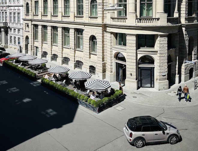 Urbaner Rückzugsort mit Fünf-Sterne-Flair: Der Schanigarten „Montez“ vor dem Rosewood Munich bringt elegante Sommerstimmung in die Prannerstraße.