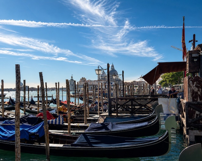 Venedig zwischen Wasser, Licht und Geschichte: Gondeln vor Santa Maria della Salute – ein Moment, der zeigt, warum die Lagunenstadt während der Biennale selbst zur Bühne wird.
