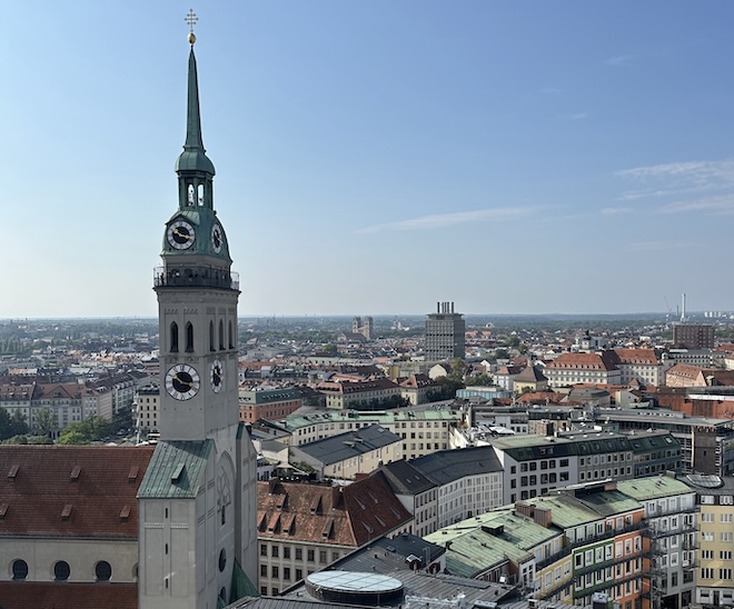 München behält seine Strahlkraft - doch für großzügiges Wohnen und langfristige Investments richtet sich der Blick vieler Käufer zunehmend über den klassischen Speckgürtel hinaus.