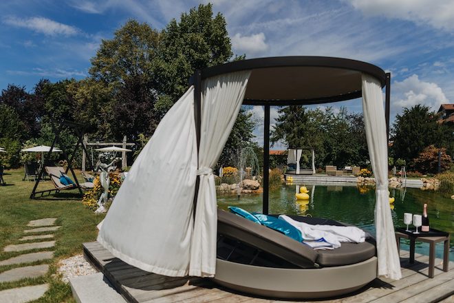 Cabana am Bio-SchwimmteichPrivate Hideaway am Wasser: Am Bio-Schwimmteich wird Dolce Vita auf Bayerisch besonders entspannt zelebriert.