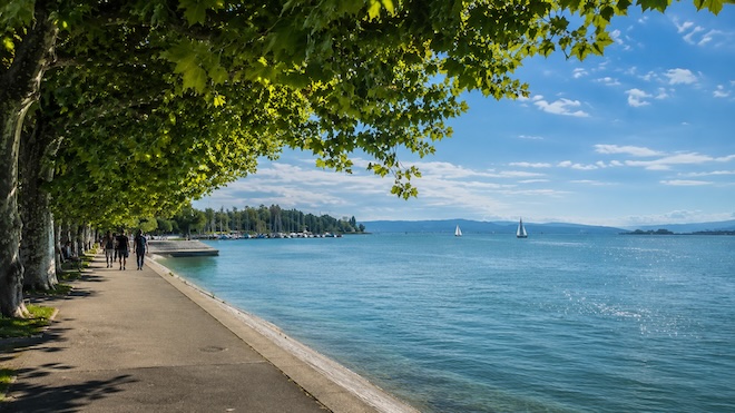 Wo München seine Isar und Parks hat, antwortet Konstanz mit Promenade, Platanen und dem weiten Blick über den Bodensee.