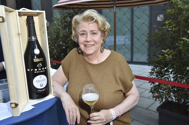 Weinexpertin Sigrid Brandl vor einer Magnumflasche Berlucchi Franciacorta - einem der gefragtesten Begleiter des Brenner Sommerfests 2026. Foto: BrauerPhotos / G.Nitschke