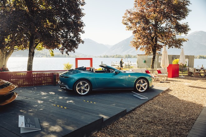 La Dolce Vita am Tegernsee: Der neue Grand Tourer Ferrari Amalfi in der exklusiven Launch-Farbe Verde Costiera fügt sich nahtlos in die alpine Eleganz von Bad Wiessee ein. Hier wird das Markenversprechen „italienisch gedacht, bayerisch erlebt“ optisch perfekt greifbar.