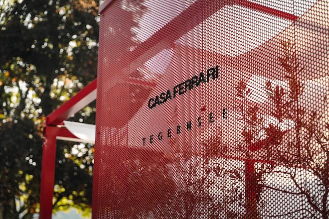 Die Casa Ferrari in Bad Wiessee wurde zum stilvollen Rückzugsort für echte Enthusiasten. Nur ein paar Tage vor der vieldiskutierten Weltpremiere des vollelektrischen Ferrari Luce in Rom feierte man hier noch einmal eine hochemotionale Liebeserklärung an den klassischen V8-Klang und die reine Verbrenner-Kultur.