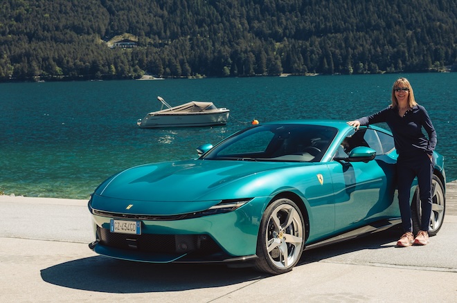 Boxenstopp am Achensee: Vor der spektakulären Kulisse der Tiroler Bergwelt bot das tiefblaue Wasser die perfekte Bühne für den Fahrerwechsel – Yvonne Wirsing mit dem neuen Ferrari Amalfi in der ausdrucksstarken Launch-Farbe Verde Costiera.