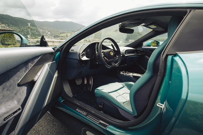 talienische Lounge mit Rennsport-Genen: Ein Blick in das fahrerorientierte Cockpit des Ferrari Amalfi. Die harmonische Kombination aus tiefblauem Leder, Alcantara und dem neuen Multifunktionslenkrad macht das Interieur zu einer hochmodernen, aber stilsicheren Kommandozentrale.