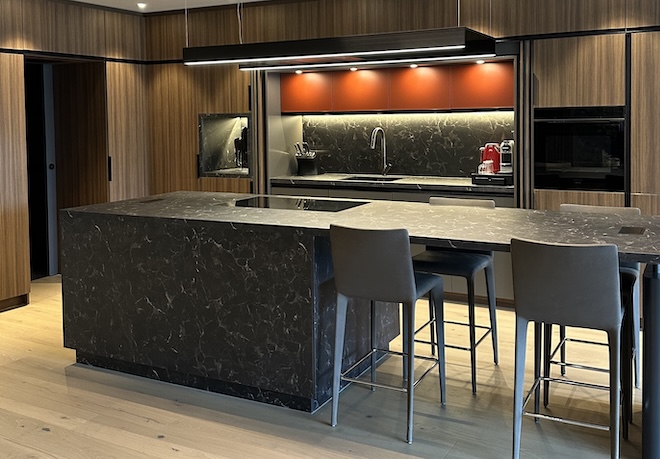Eine hochwertige Küche überzeugt nicht nur durch Materialien und Design. Entscheidend sind eine frühzeitige Planung von Licht, Anschlüssen, Stauraum und Arbeitswegen.