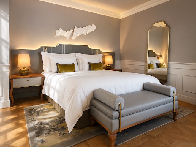 Ein Schlafzimmer als Rückzugsort: sanftes Licht, hochwertige Materialien und eine harmonische Farbwelt schaffen den Rahmen für erholsamen Schlaf.