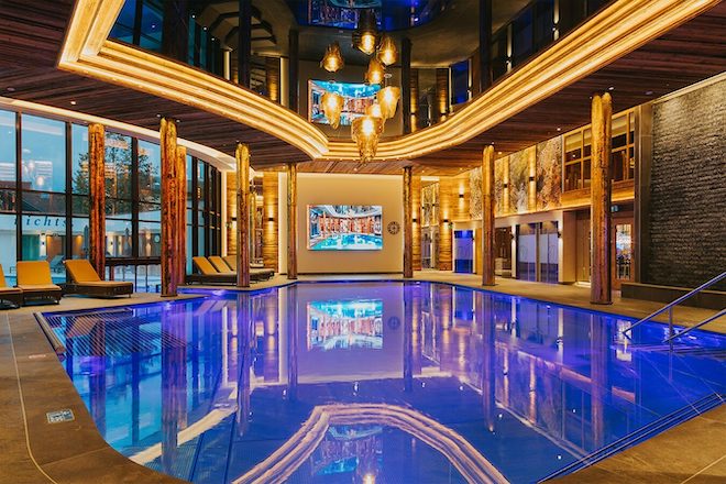 Sechs Pools, 400 Quadratmeter Wasserfläche und hauseigenes Heilwasser machen die Thermenlandschaft zum Herzstück des Resorts.