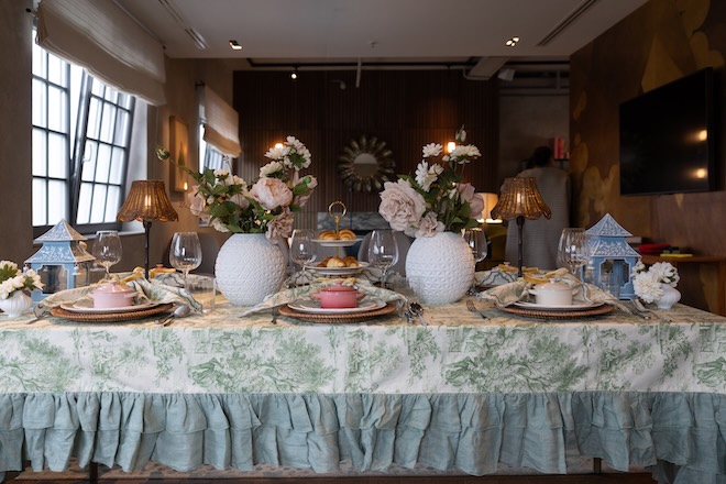 Sommerliche Tischkultur mit Persönlichkeit: Table Desires kombiniert klassisches weißes Geschirr mit Naturmaterialien, Blumen, kleinen Leuchten und feinen Farbakzenten. Fotocredit: Andreas Zitt Photography