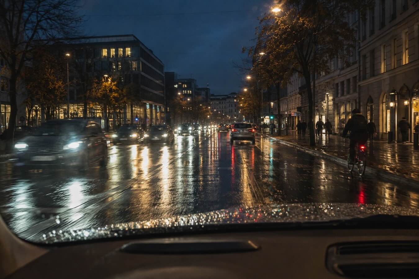 Autofahren bei Regen und Dunkelheit im Münchner Stadtverkehr