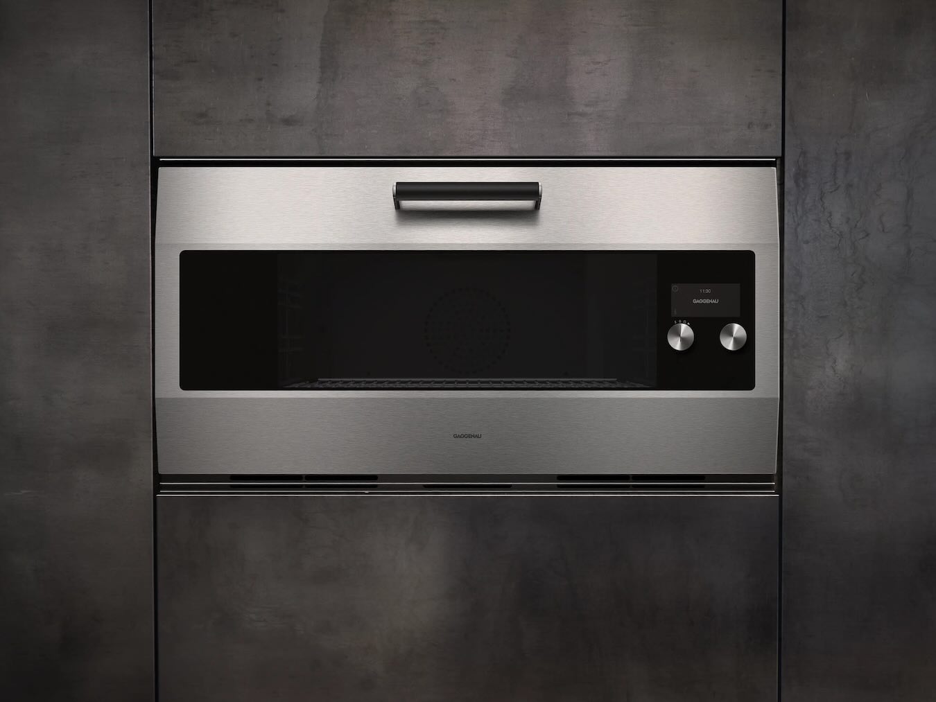 Frontalansicht des Gaggenau EB 333 mit Edelstahlfront, breitem Sichtfenster, Display und zwei Drehknebeln.