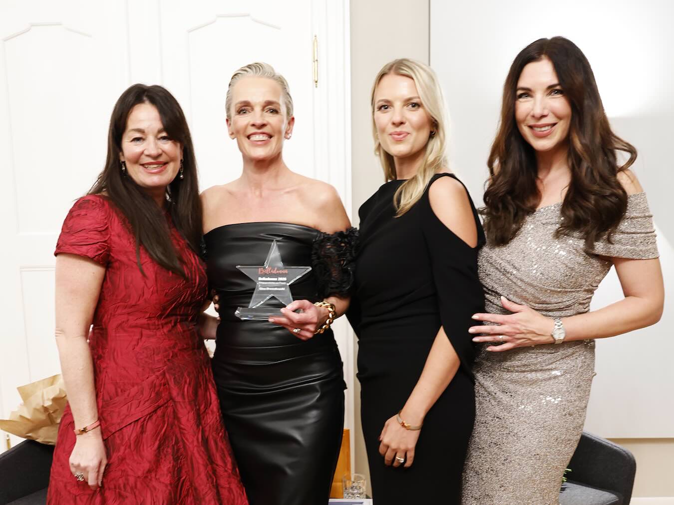 Michaela Aschberger, Gina Drewalowski mit dem Belladonna Award, Helena Drewalowski und Alexandra Polzin bei der Preisverleihung 2026 in München (von links).