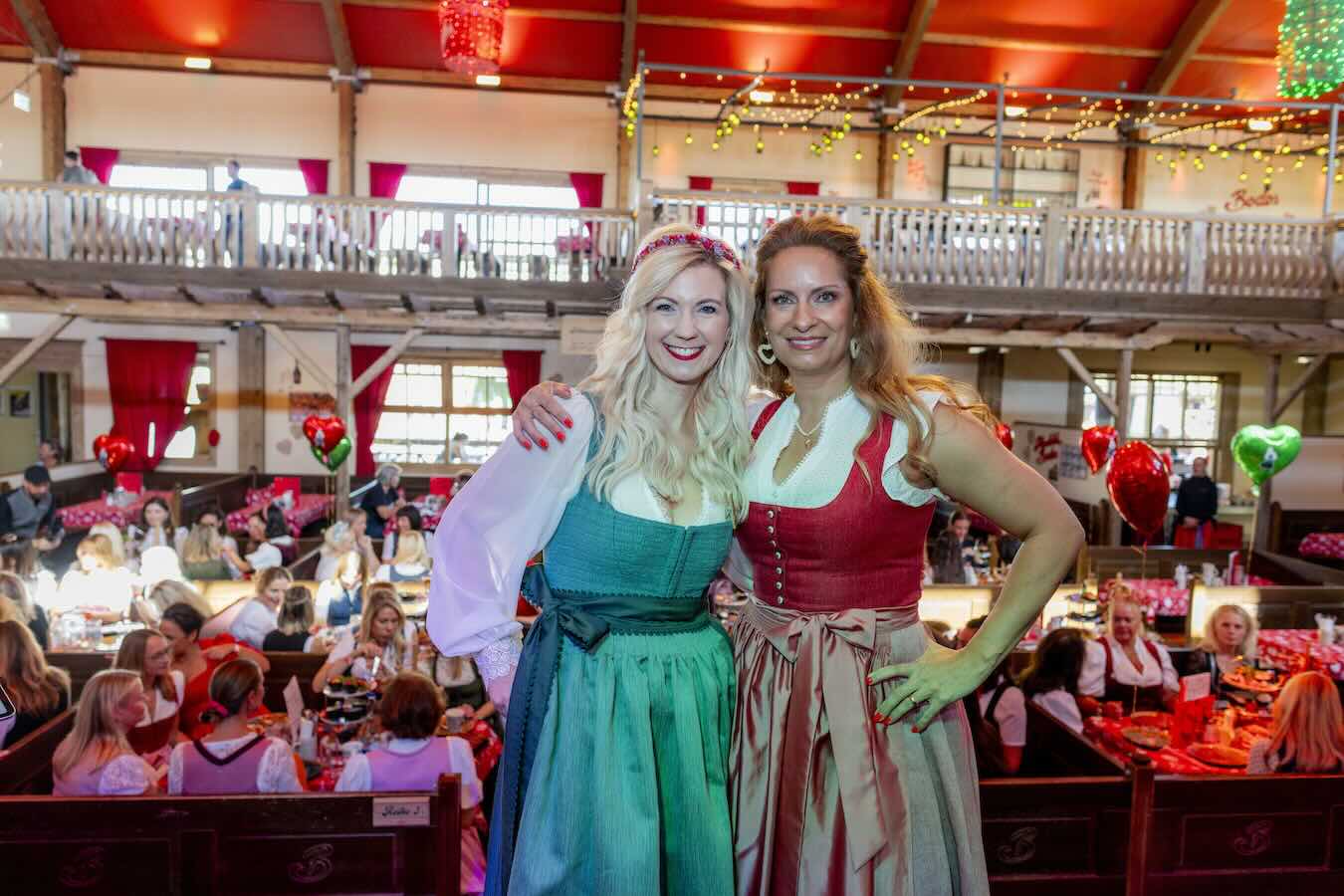 Birgit Freller und Julia Nikoleyczik in Dirndln im Bodos, im Hintergrund die Gäste des Ladies Salon.