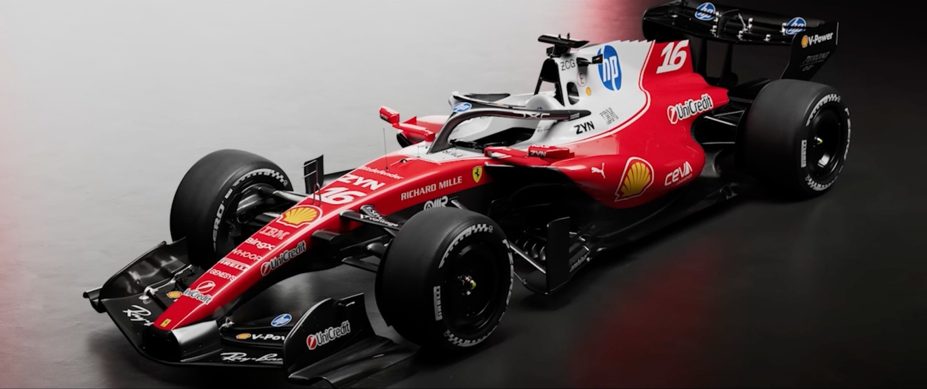 Rotes Scuderia Ferrari HP SF-24-Showcar mit der Startnummer 16, aus schräger Frontperspektive mit sichtbarem Frontflügel, Cockpit und breiten Reifen.