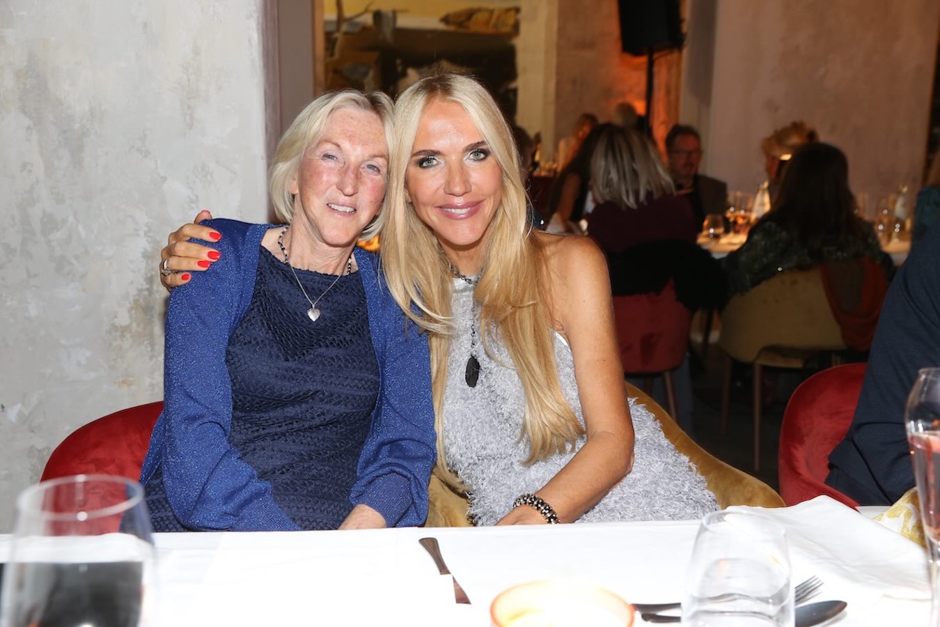Ingrid Newkirk und Daniela Brunner beim Giulia & Romeo x PETA Fundraising Dinner auf der Praterinsel in München.