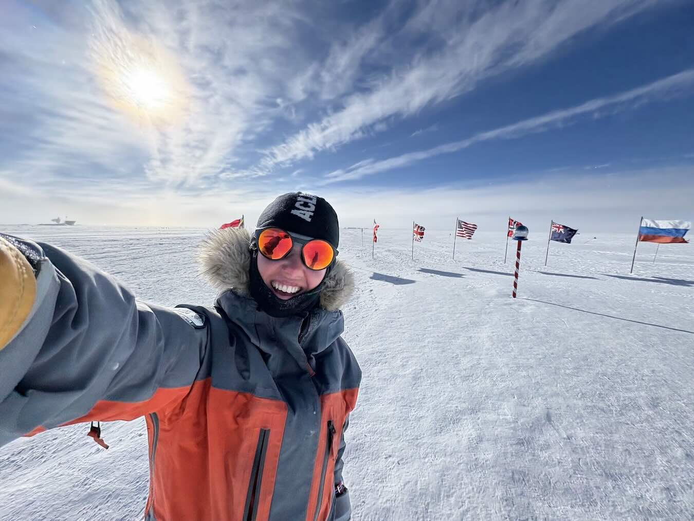 Geschafft: Nach 54 Tagen und 1.130 Kilometern auf Skiern erreicht Karen Kyllesø den Südpol. Ihr Lächeln hält sie auf einem Selfie fest.