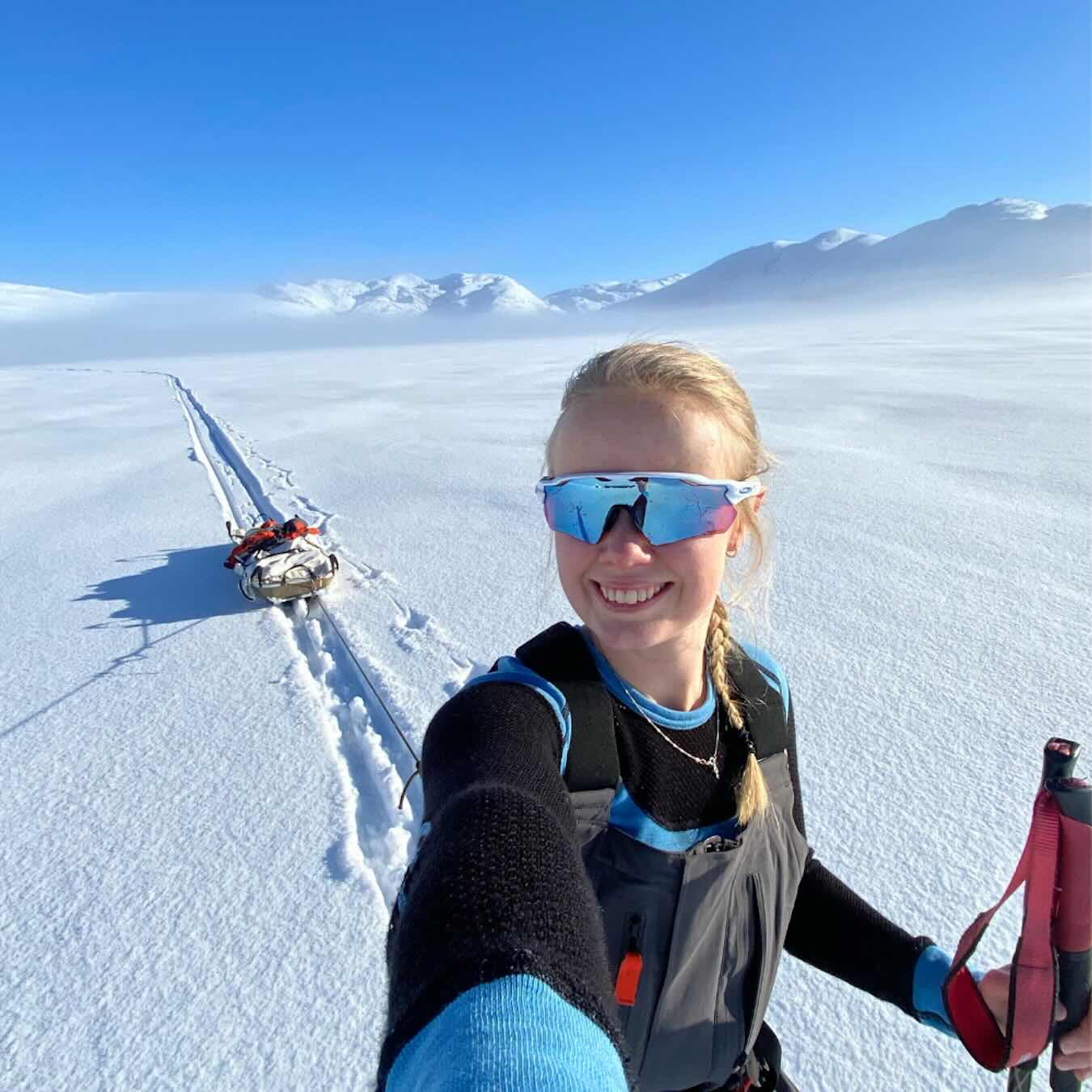 Karen Kyllesø war auf Skiern mit einem beladenen Expeditionsschlitten in einer weiten Schneelandschaft unterwegs.