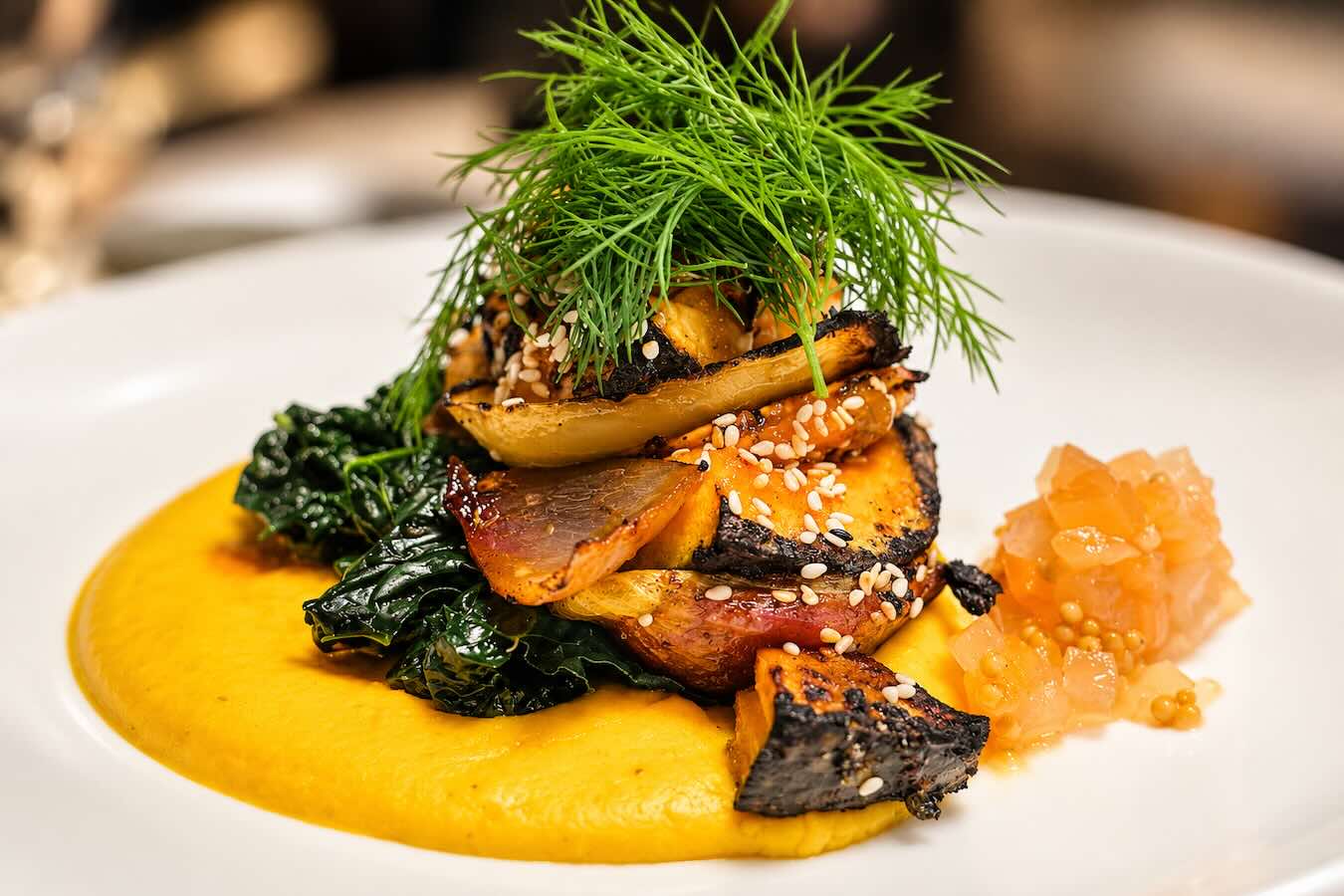 Kürbisspieß mit Süßzwiebel, Melone und Palmfruchtöl im Restaurant Malva in München.