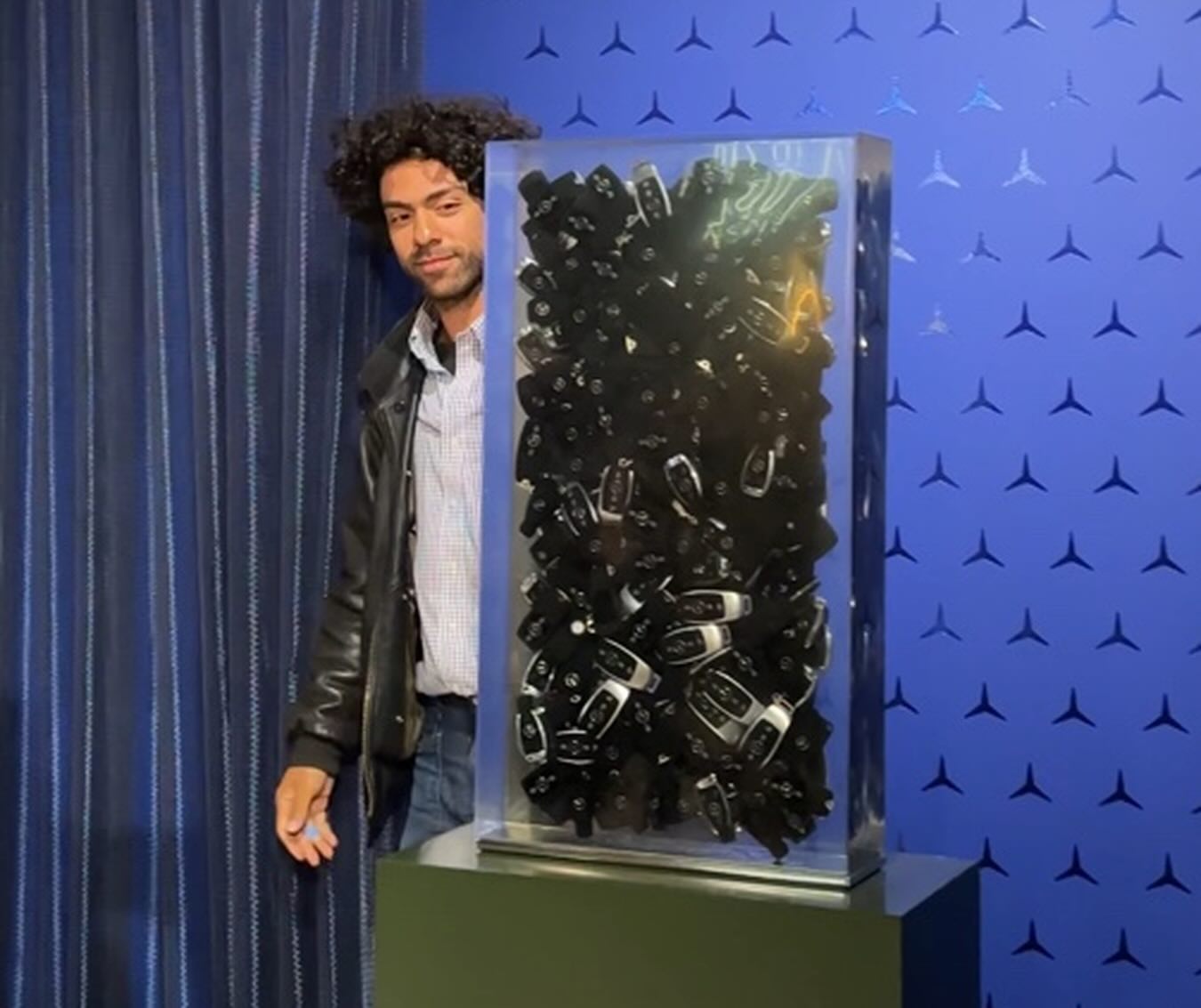 Noah Becker präsentiert seine Skulptur aus 300 Mercedes-Schlüsseln bei Mercedes am Odeonsplatz in München.