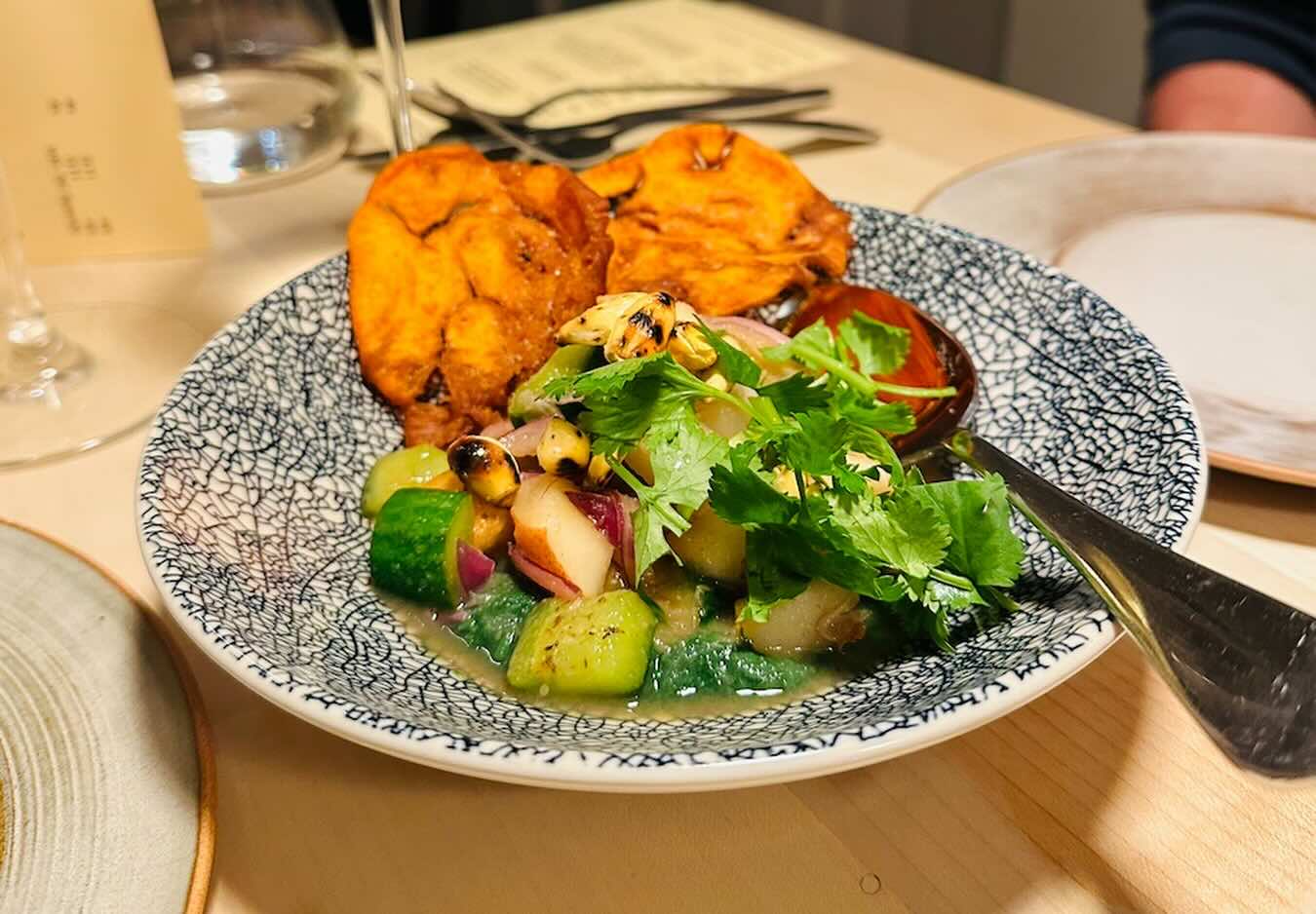 Birnen-Ceviche mit Gurke, Rettich, Spirulina und frischen Kräutern im Restaurant Malva in München.