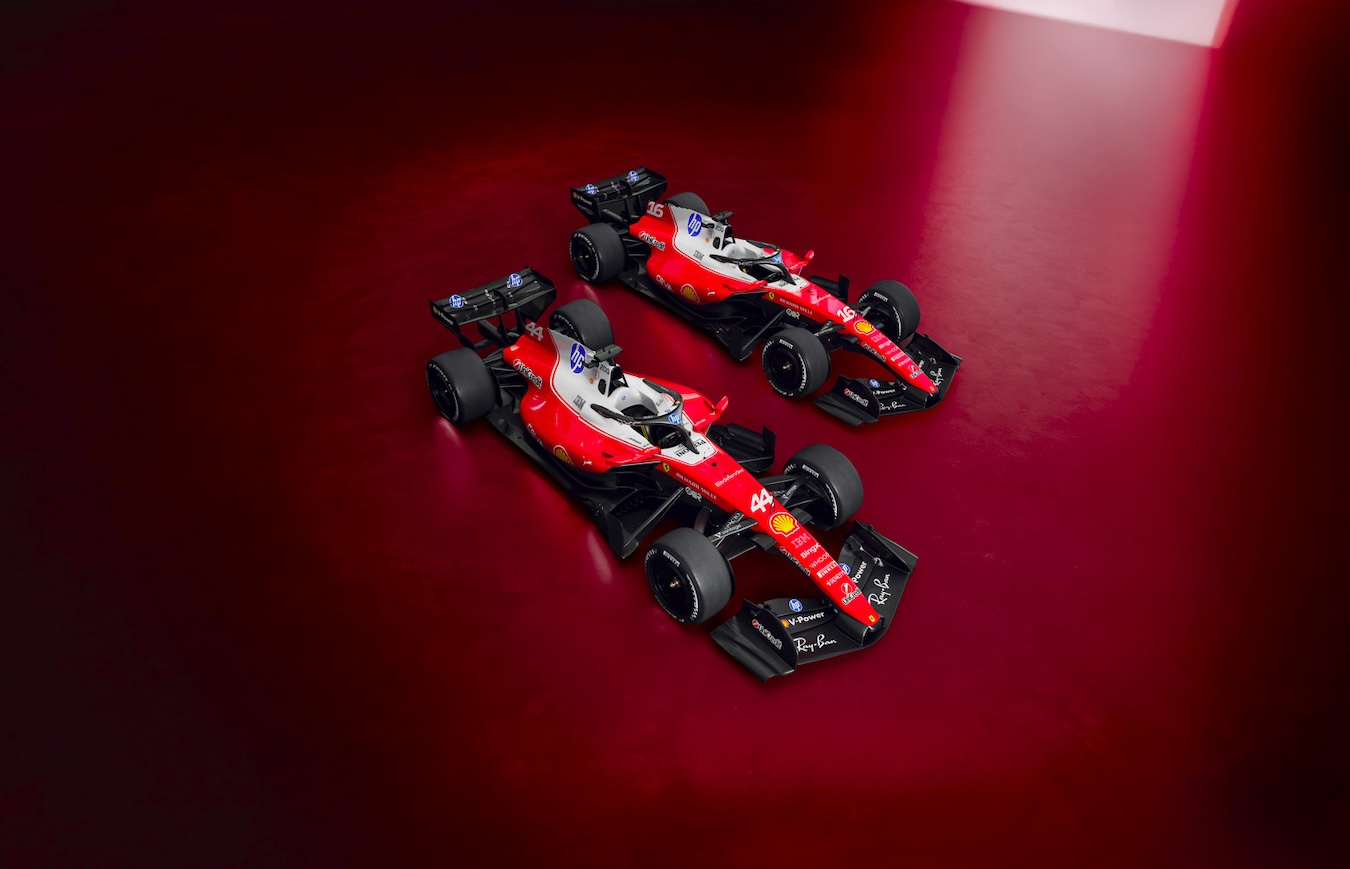 Zwei Scuderia Ferrari HP Showcars mit UniCredit-Logos auf dem offiziellen Pressebild.