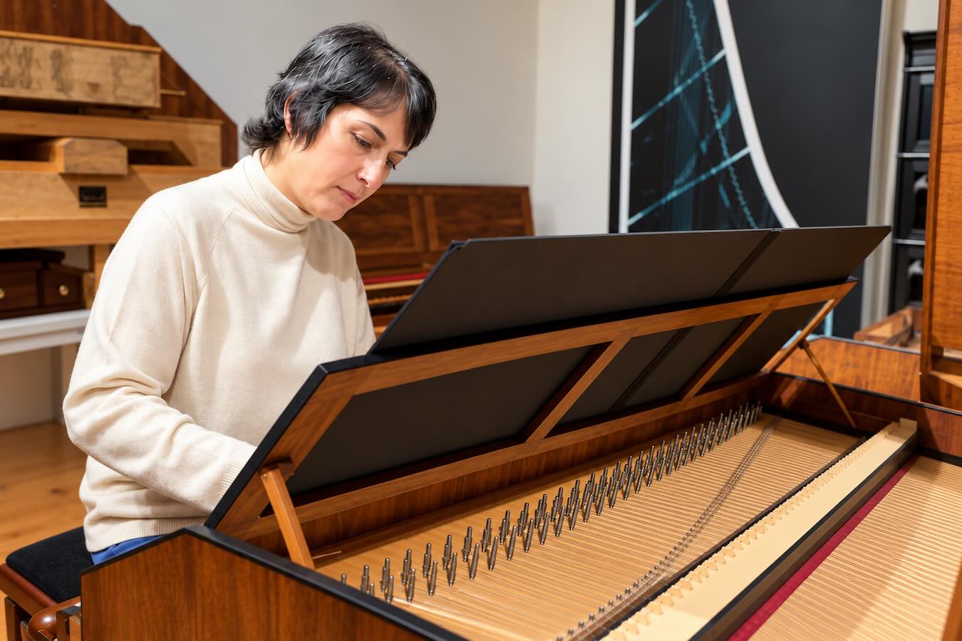 Pianistin Varvara Manukyan sitzt an einem Hammerflügel im Greifenberger Institut; im Vordergrund sind die Saiten des geöffneten Instruments zu sehen.