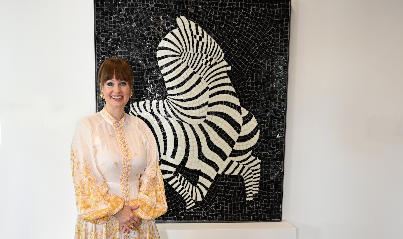 Dr. Sonja Lechner steht vor Victor Vasarelys schwarz-weißem Mosaik „Zebras“ in der WTS-Kunstsammlung in München.